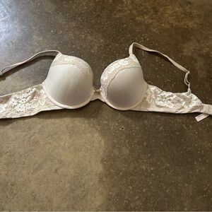 Victorias Secret body by Victoria 34c Elegant Lace Underwire Bra - Cream